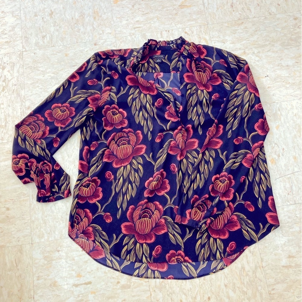Ann Taylor blue shirt w/ flowers, slight ruffled collar, v neck. Size M - Picture 2 of 5